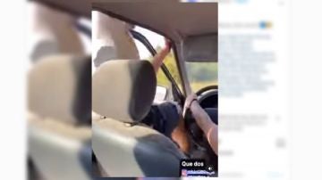 Captura del vídeo que graba una de las ocupantes del vehículo durante la imprudencia.