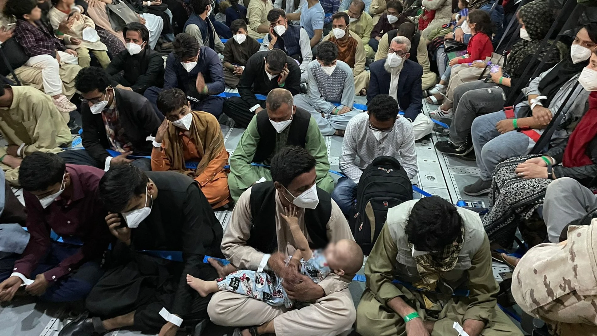 Los vuelos van atestados tratando de sacar a la mayor cantidad de afganos posibles.