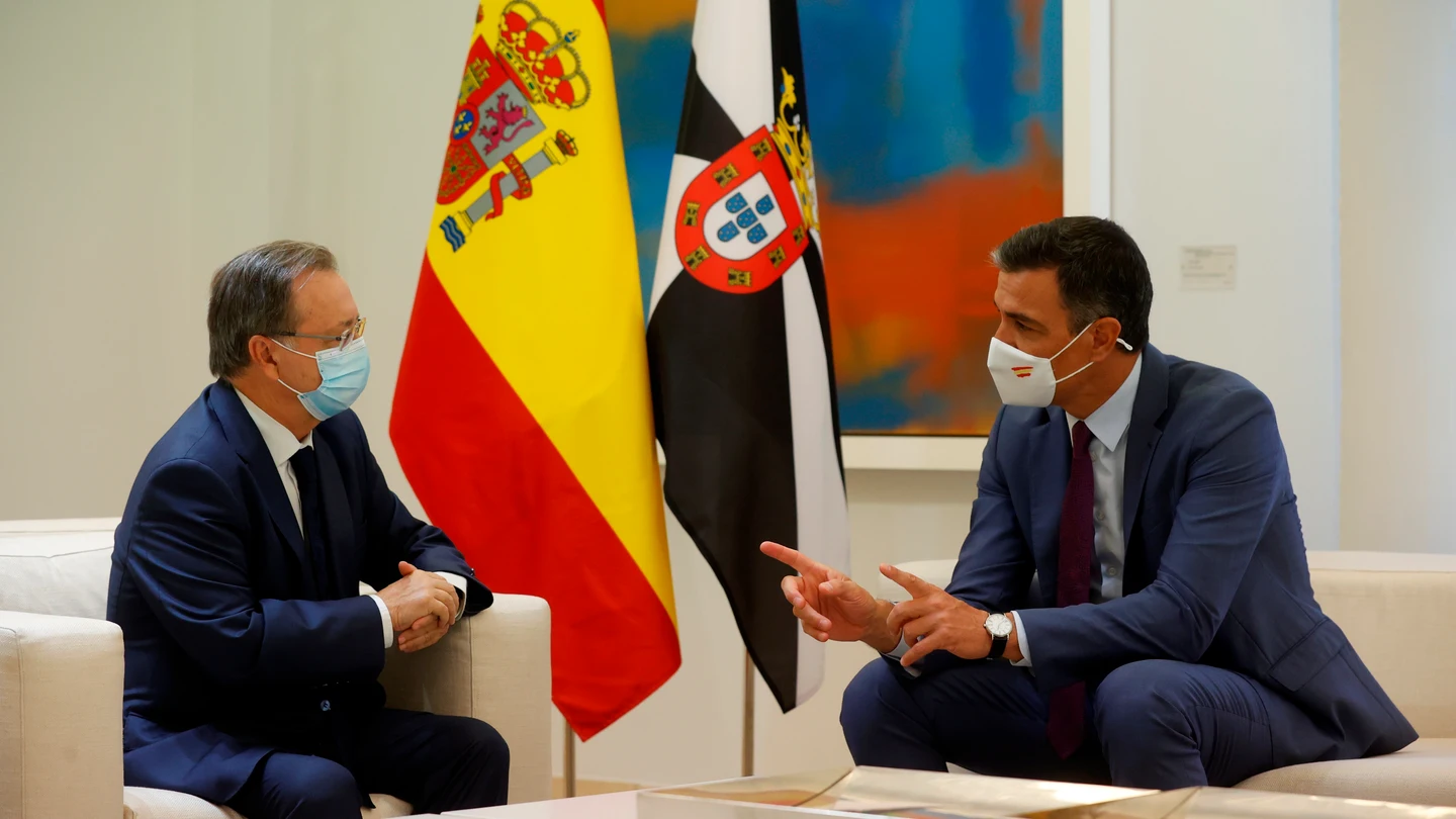 El presidente del Gobierno, Pedro Sánchez, durante la reunión que ha mantenido con el presidente de Ceuta, Juan Jesús Vivas El presidente del Gobierno, Pedro Sánchez, durante la reunión que ha mantenido con el presidente de Ceuta, Juan Jesús Vivas