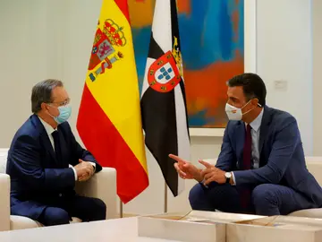 El presidente del Gobierno, Pedro Sánchez, durante la reunión que ha mantenido con el presidente de Ceuta, Juan Jesús Vivas