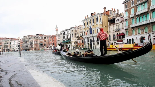 Una góndola en el canal de Venecia Una góndola en el canal de Venecia