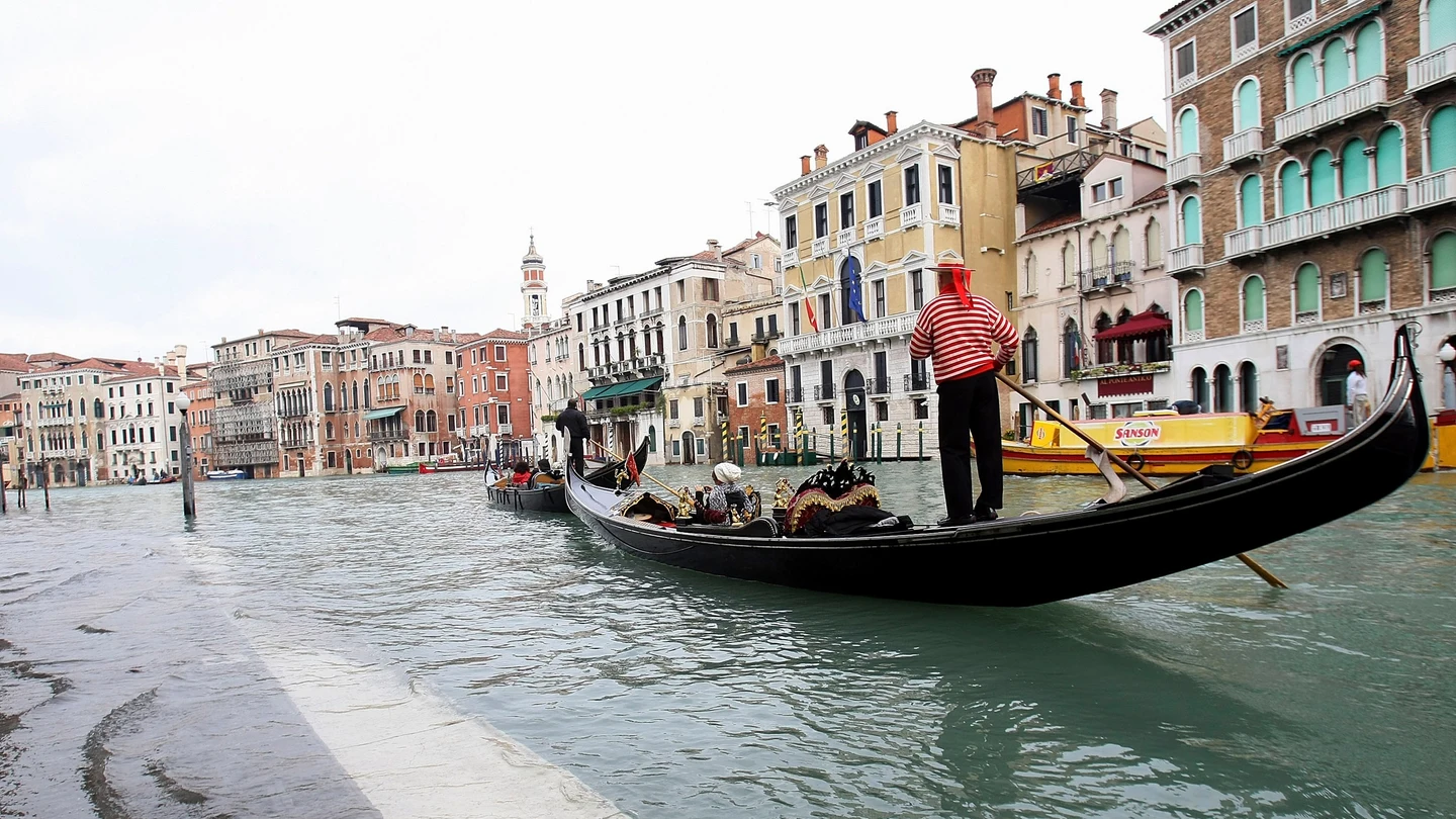 Una góndola en el canal de Venecia Una góndola en el canal de Venecia