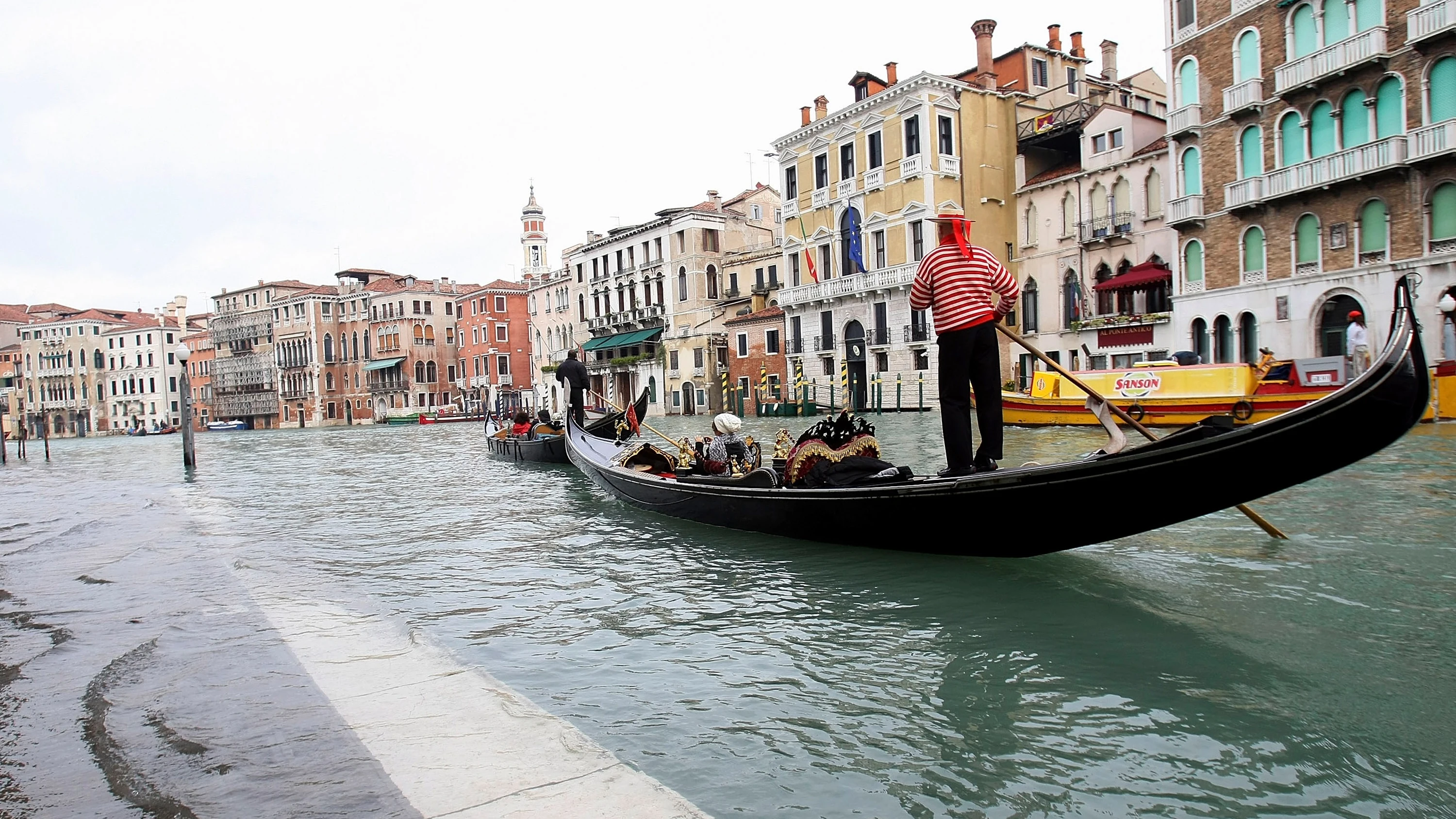  Una góndola en el canal de Venecia