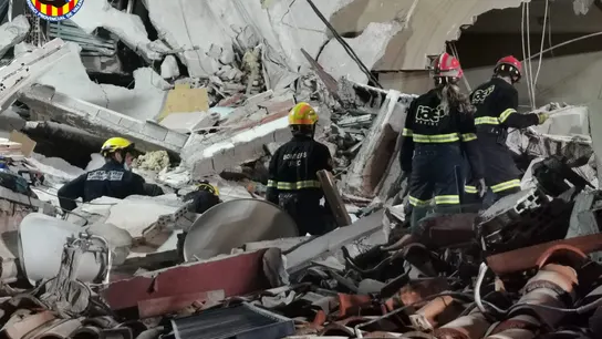 Imagen de los bomberos trabajando en la zona del derrumbe en Font Nova Derrumbe