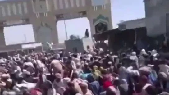 Los afganos se cuentan por miles en los pasos fronterizos. El drama más allá del aeropuerto de Kabul: así se acumulan los afganos en la frontera con Pakistán