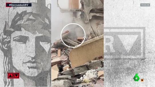 Momento en el que se ve el brazo de la víctima en el derrumbe ARV