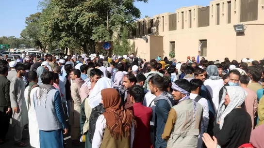 Ciudadanos afganos a las puertas del aeropuerto de Kabul Ciudadanos afganos a las puertas del aeropuerto de Kabul