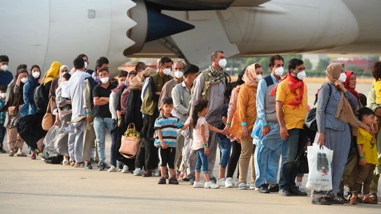 Algunas de las 260 personas procedentes de Afganistán que llegaron este lunes en un avión a la base aérea de Torrejón de Ardoz Algunas de las 260 personas procedentes de Afganistán que llegaron este lunes en un avión a la base aérea de Torrejón de Ardoz