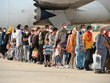 Algunas de las 260 personas procedentes de Afganistán que llegaron este lunes en un avión a la base aérea de Torrejón de Ardoz