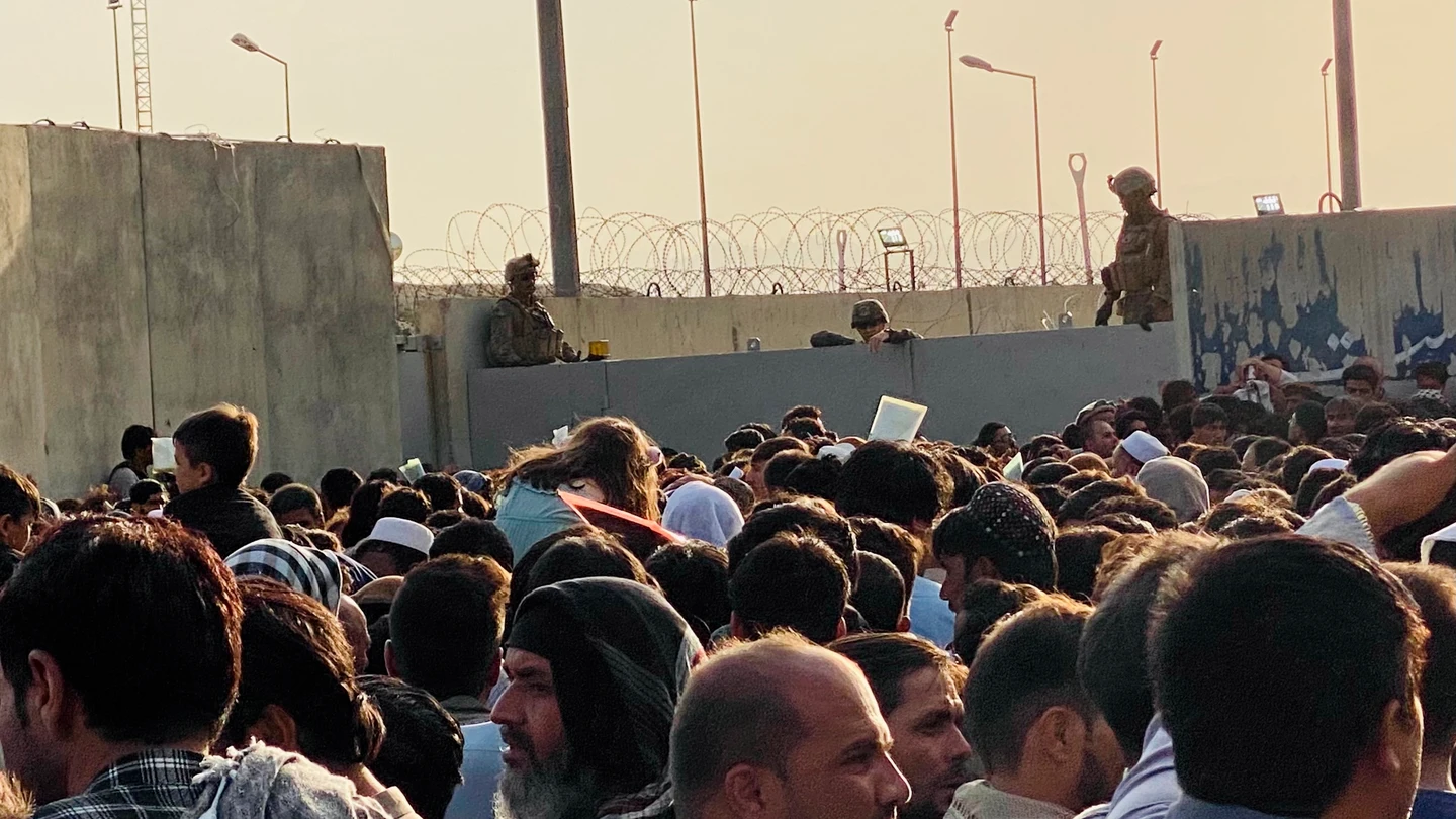 Vista de la entrada del aeropuerto de Kabul donde se concentran civiles afganos Vista de la entrada del aeropuerto de Kabul donde se concentran civiles afganos