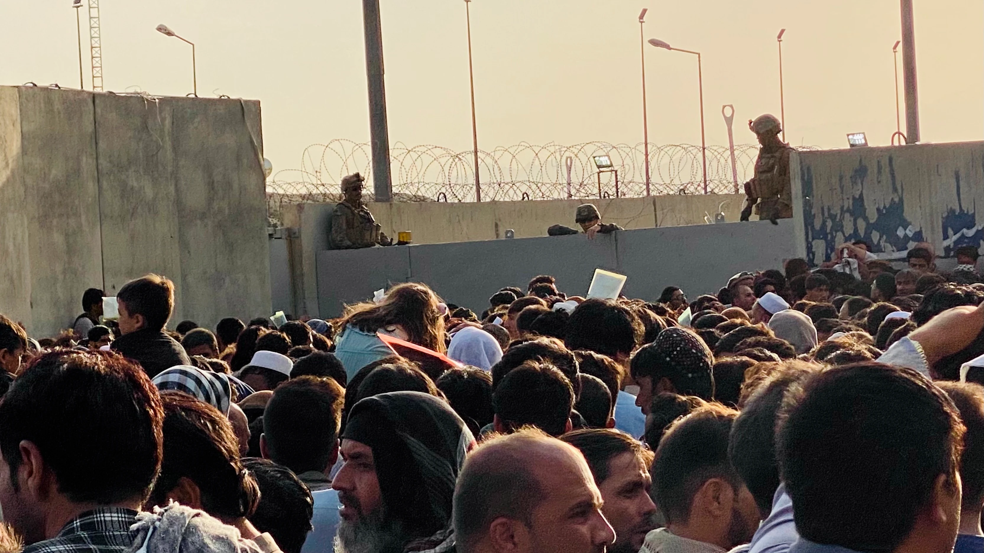 Vista de la entrada del aeropuerto de Kabul donde se concentran civiles afganos