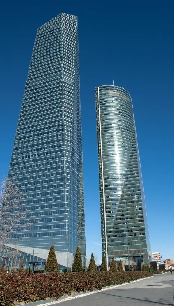 A la izquierda: la Torre de Cristal (249 metros). A la derecha: la Torre Espacio (224 metros)