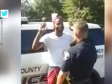 El vacile de un joven negro a un policía de EEUU