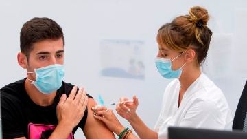 Un joven recibe la vacuna contra el COVID