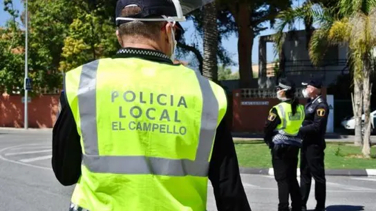 Imagen de archivo de un policía local de El Campello, en Alicante. Imagen de archivo de un policía local de El Campello, en Alicante.