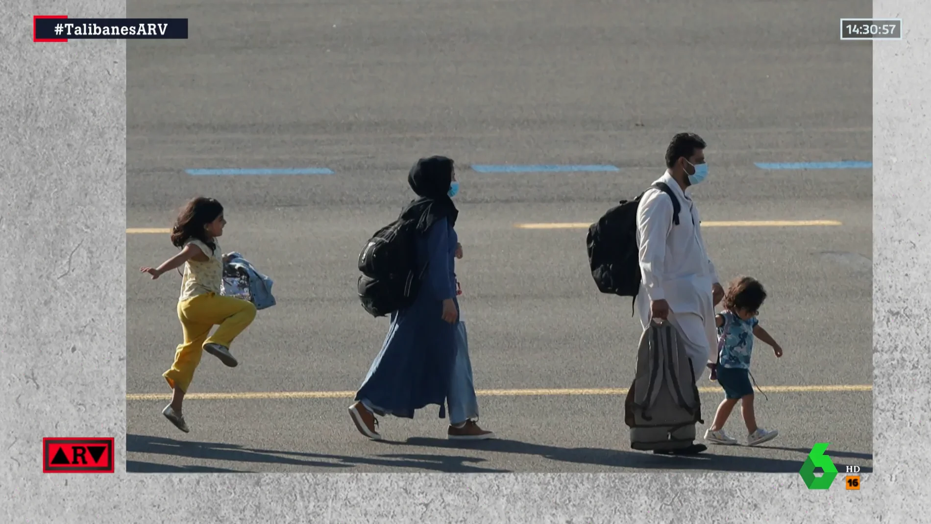 Imagen de familia afgana llegando a Bélgica