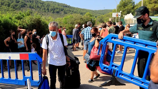 Las familias del edificio derrumbado en Peñíscola vuelven a sus casas para coger lo imprescindible en tiempo récord Las familias del edificio derrumbado en Peñíscola vuelven a sus casas para coger lo imprescindible en tiempo récord