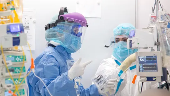 Sanitarios en un hospital durante la pandemia del covid-19. Sanitarios en un hospital durante la pandemia del covid-19.