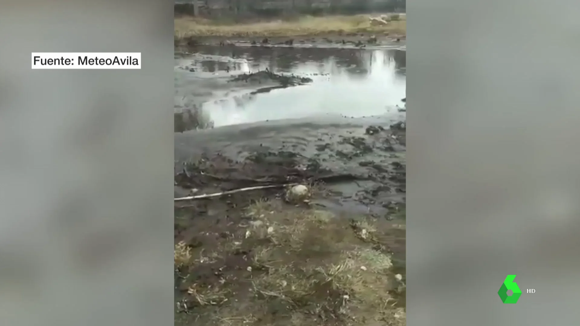 El río del municipio abulense de Sotalbo se tiñe de negro tras los últimos incendios