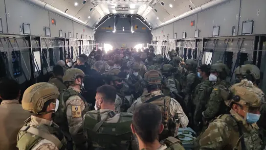Imagen del último vuelo de repatriación español en Afganistán, en el que viajan diversos militares. Afganistán