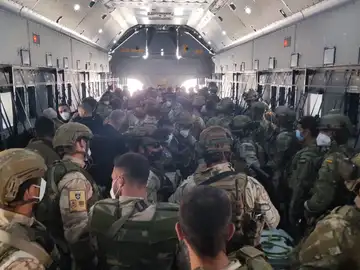 Imagen del último vuelo de repatriación español en Afganistán, en el que viajan diversos militares. 