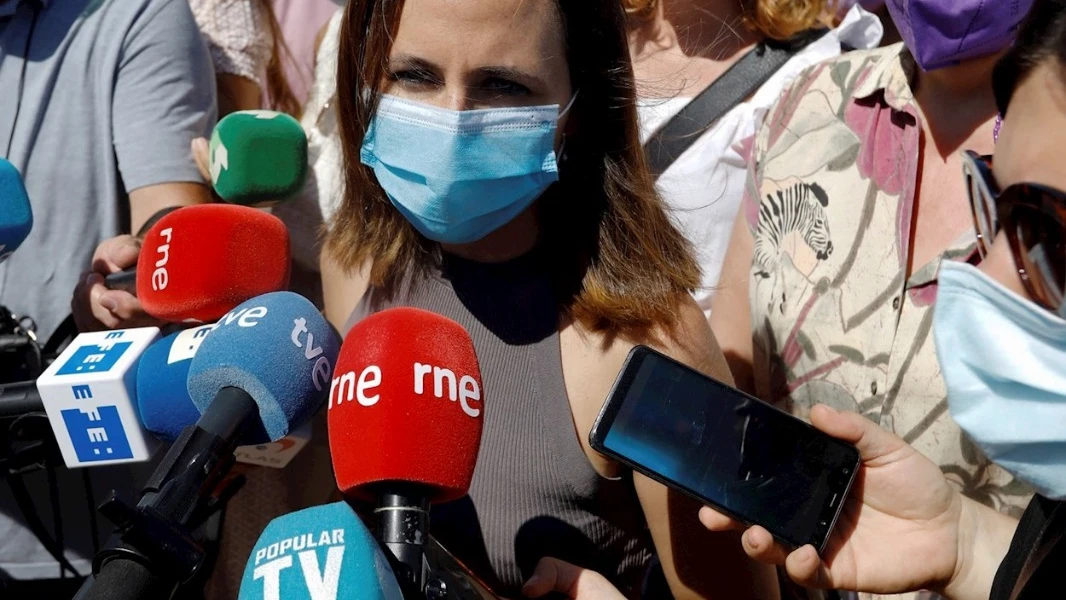 Ione Belarra este viernes en una visita al Mar Menor.