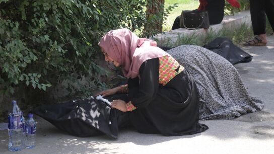 Un familiar llora junto al cuerpo de una v&iacute;ctima de la explosi&oacute;n de una bomba en el aeropuerto de Kabul.