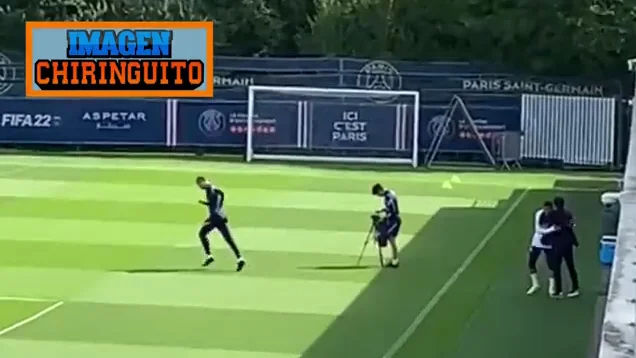 Mbappé se abraza con Leonardo