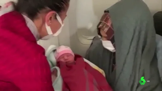 Otra mujer da a luz durante un vuelo de evacuación desde Afganistán Otra mujer da a luz durante un vuelo de evacuación desde Afganistán