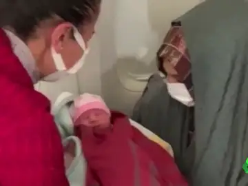 Otra mujer da a luz durante un vuelo de evacuación desde Afganistán