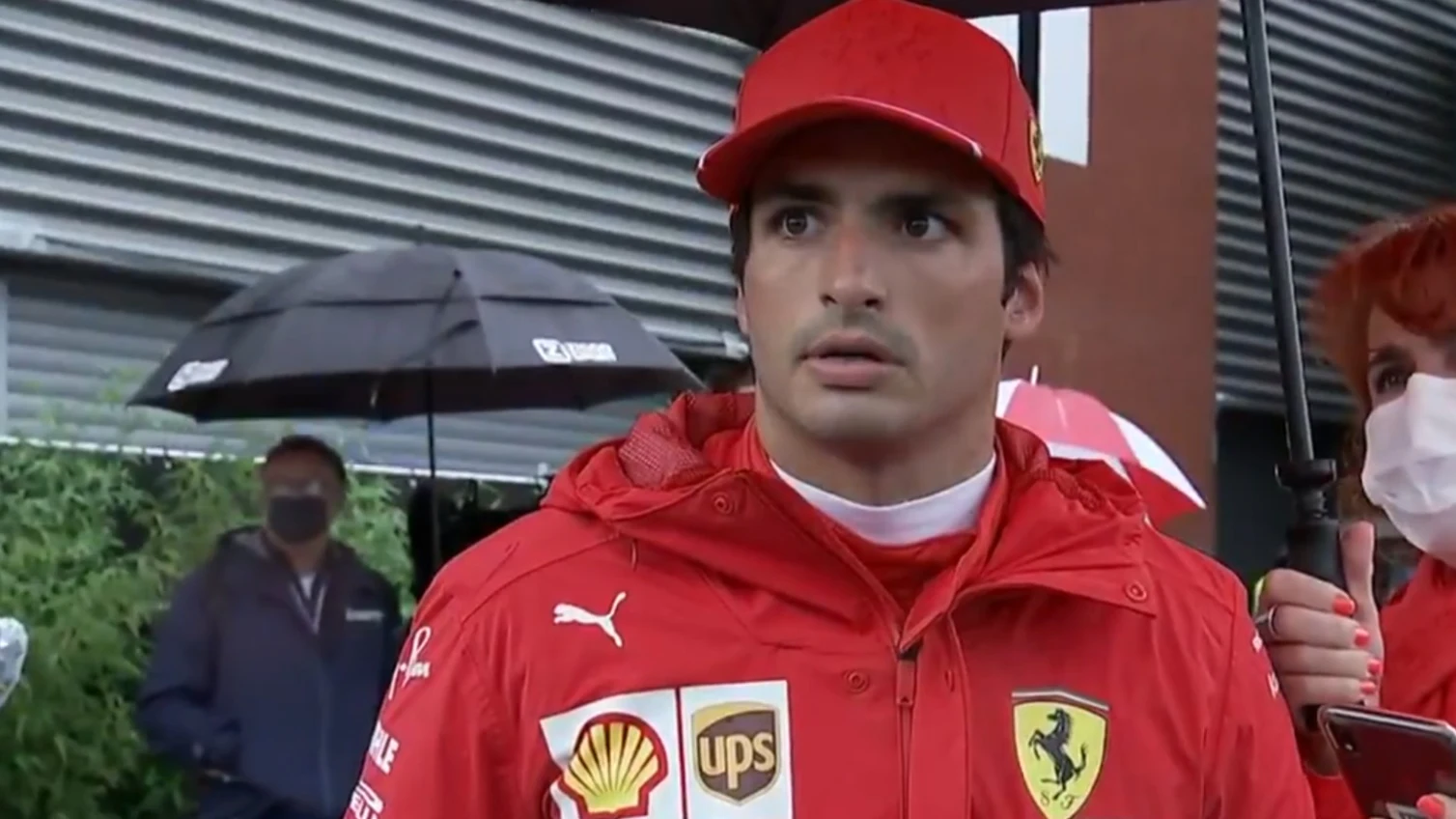 Carlos Sainz, al ver el accidente de Norris