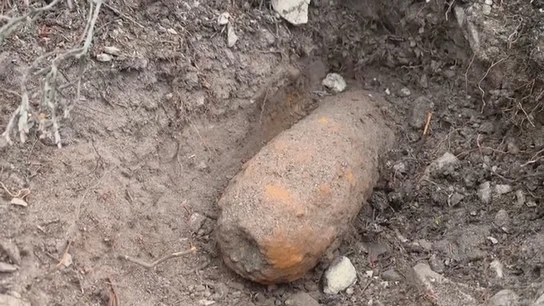 Retiran un proyectil de la Guerra Civil de 75 milímetros de la pista de Pajares, Asturias Retiran un proyectil de la Guerra Civil de 75 milímetros de la pista de Pajares, Asturias