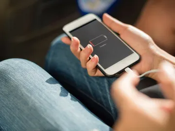 Teléfono móvil cargándose sin batería Teléfono móvil cargándose sin batería