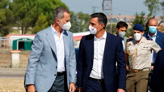 El rey Felipe VI y Pedro Sánchez conversan durante su visita al centro de acogida temporal instalado en la base de Torrejón de Ardoz El rey Felipe VI y Pedro Sánchez conversan durante su visita al centro de acogida temporal instalado en la base de Torrejón de Ardoz
