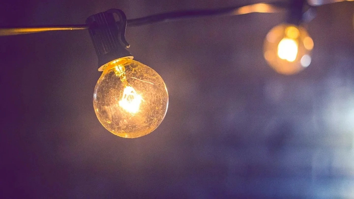 ¿Cómo podemos detectar si pagamos más por la luz de lo que deberíamos? El portavoz de la OCU responde ¿Cómo podemos detectar si pagamos más por la luz de lo que deberíamos? El portavoz de la OCU responde