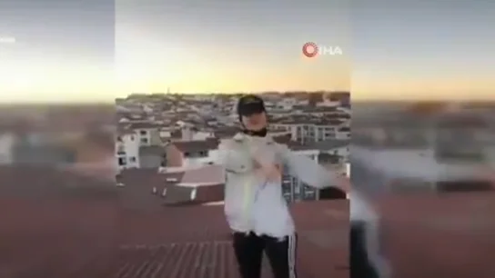 Kubra Dogan, antes de precipitarse desde lo alto de un edificio Kubra Dogan, antes de precipitarse desde lo alto de un edificio