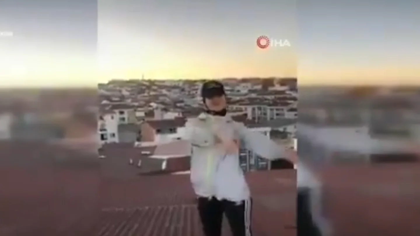 Kubra Dogan, antes de precipitarse desde lo alto de un edificio Kubra Dogan, antes de precipitarse desde lo alto de un edificio