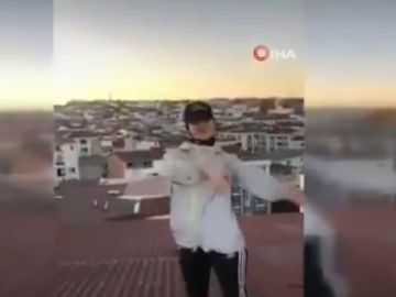 Kubra Dogan, antes de precipitarse desde lo alto de un edificio