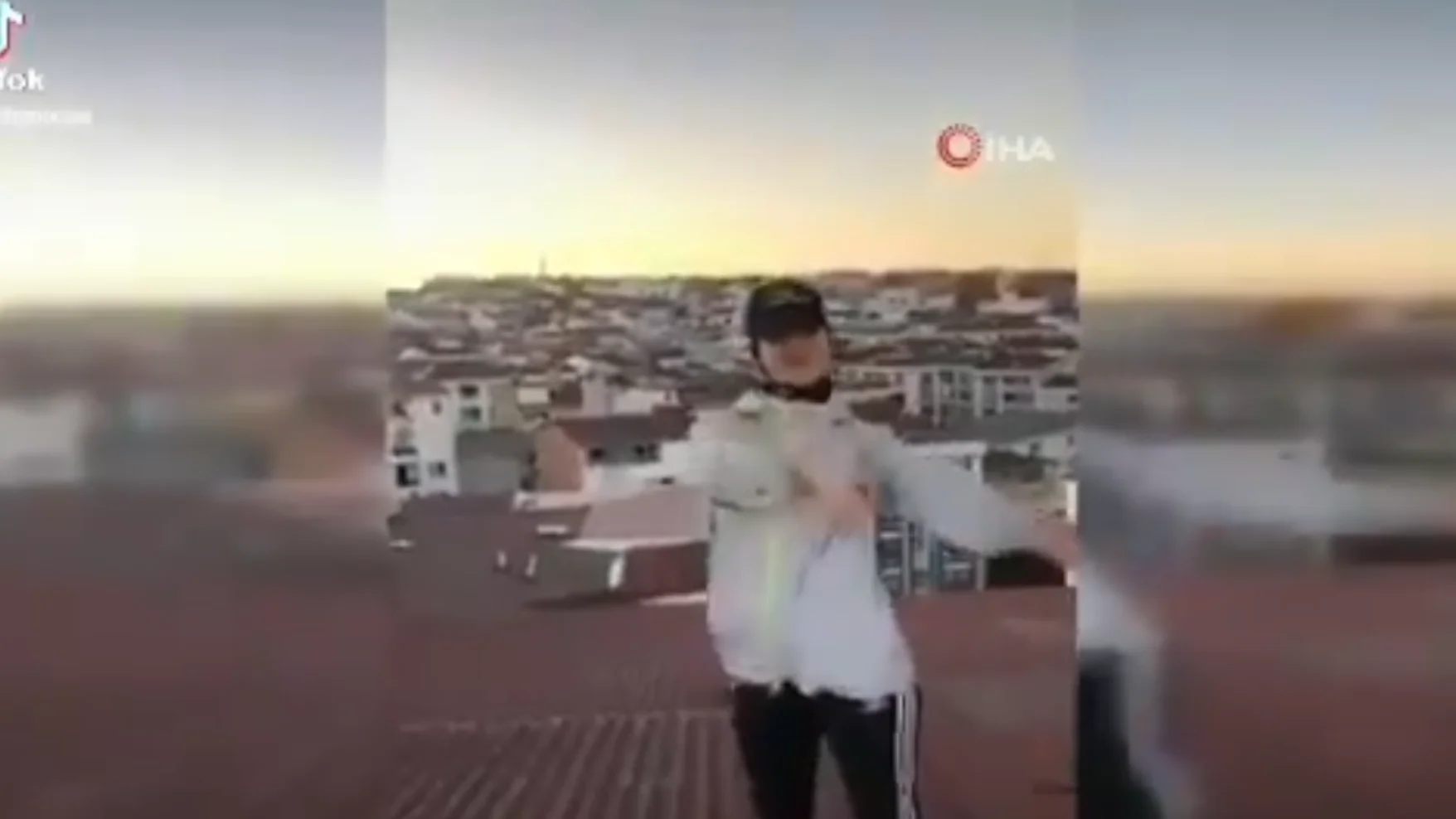 Kubra Dogan, antes de precipitarse desde lo alto de un edificio Kubra Dogan, antes de precipitarse desde lo alto de un edificio