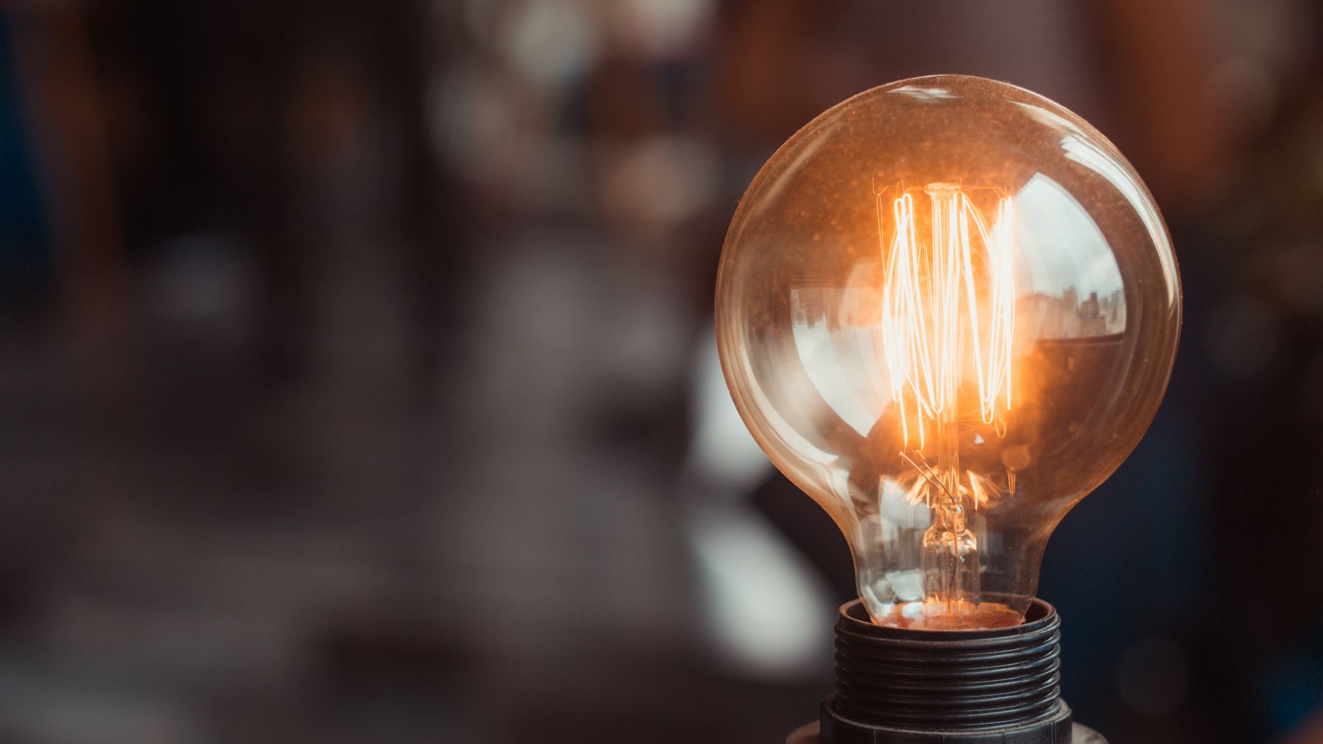 Imagen de archivo de una bombilla encendida