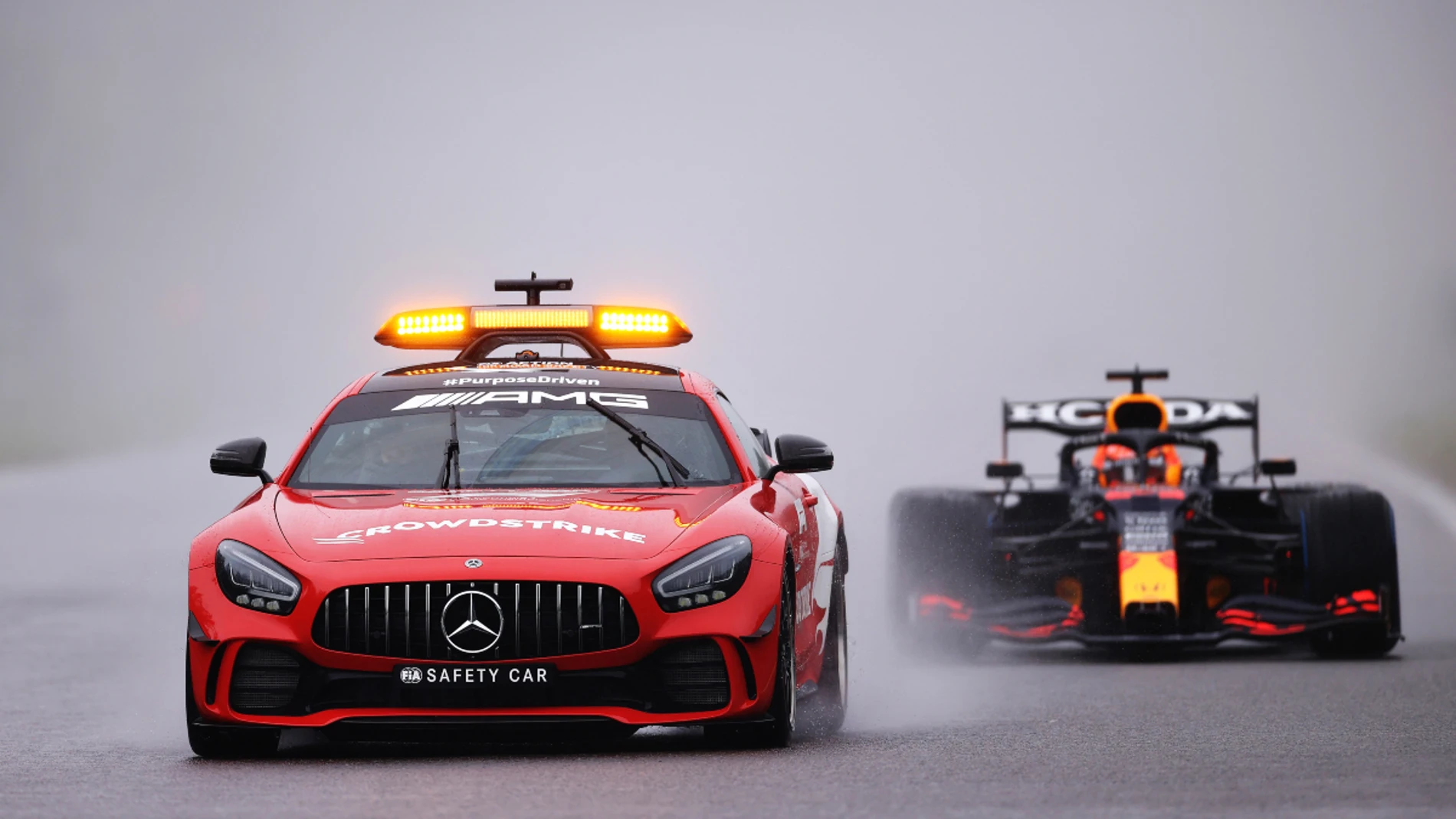 Max Verstappen, tras el coche de seguridad