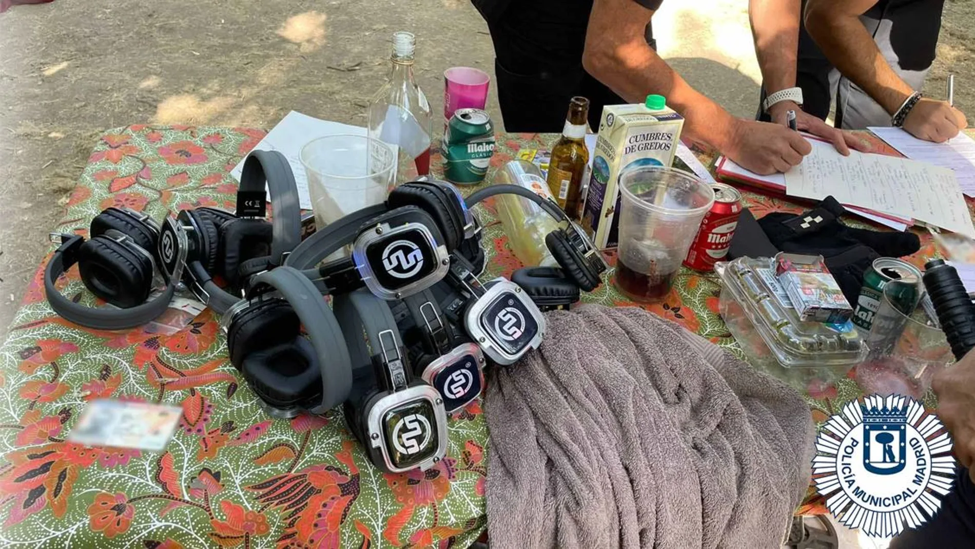 Desmantelan una rave ilegal en Casa de Campo (Madrid) con treinta personas con auriculares conectados a una mesa de mezclas
