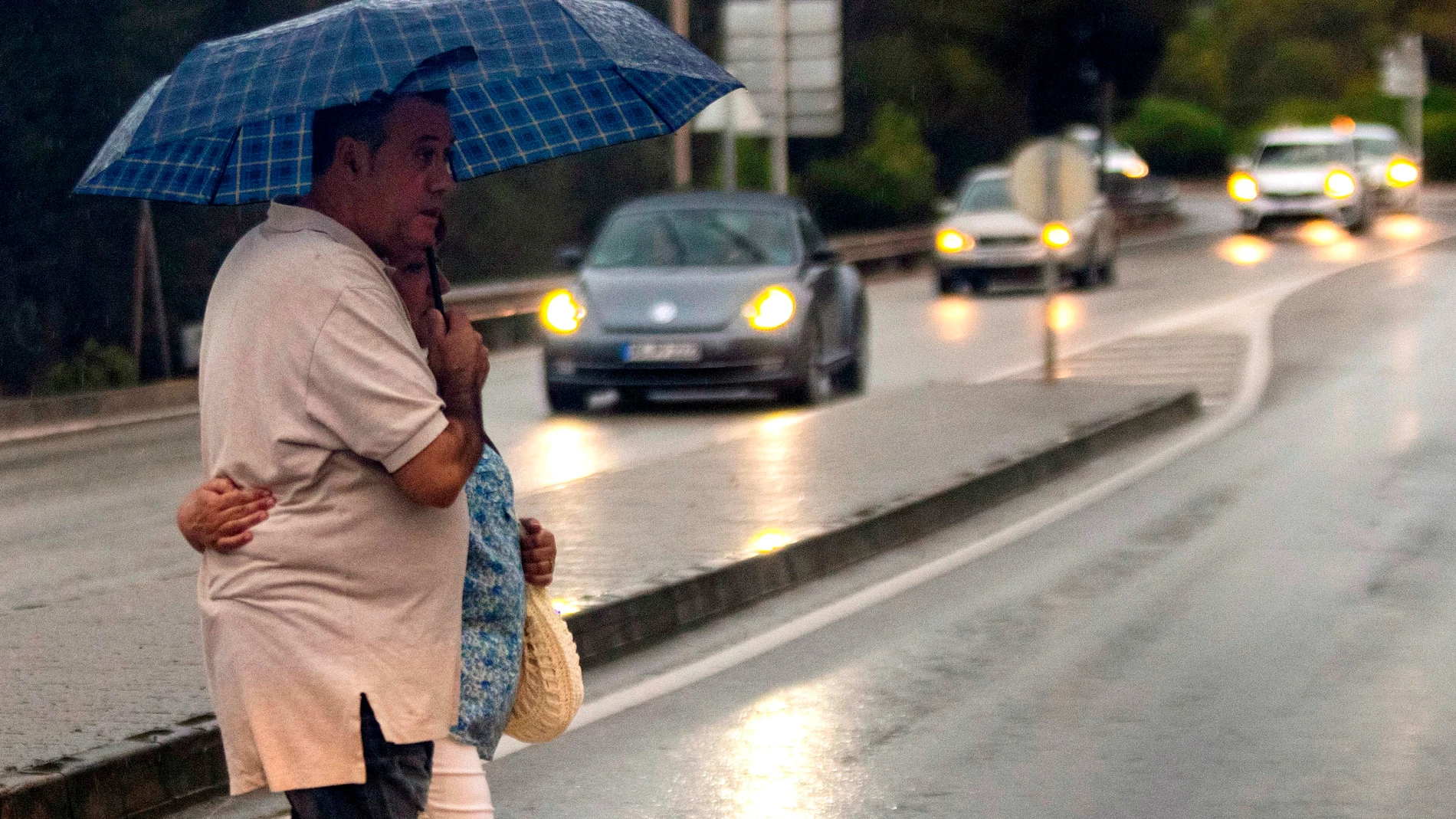 Una pareja pasea bajo un paraguas por las calles de Palma de Mallorca, este lunes.