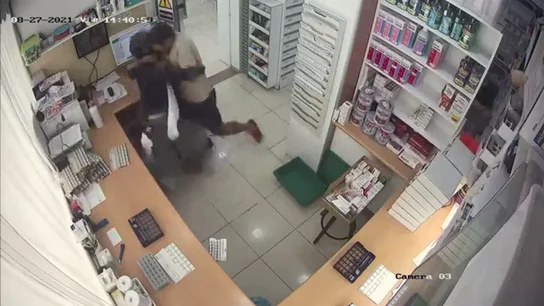 El farmacéutico apuñalado en Barcelona actuó contra el atracador porque temió por los clientes El farmacéutico apuñalado en Barcelona actuó contra el atracador porque temió por los clientes
