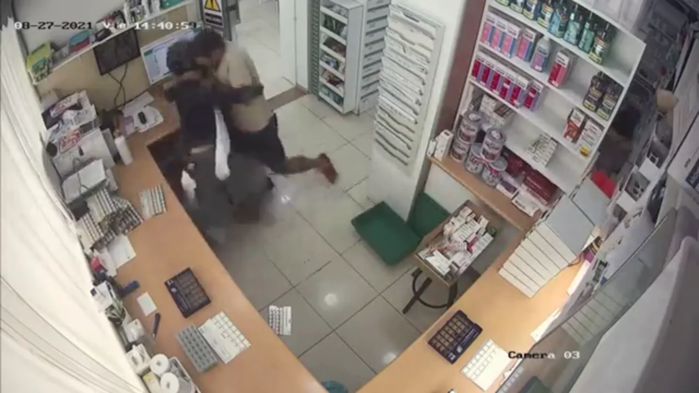El farmacéutico apuñalado en Barcelona actuó contra el atracador porque temió por los clientes El farmacéutico apuñalado en Barcelona actuó contra el atracador porque temió por los clientes