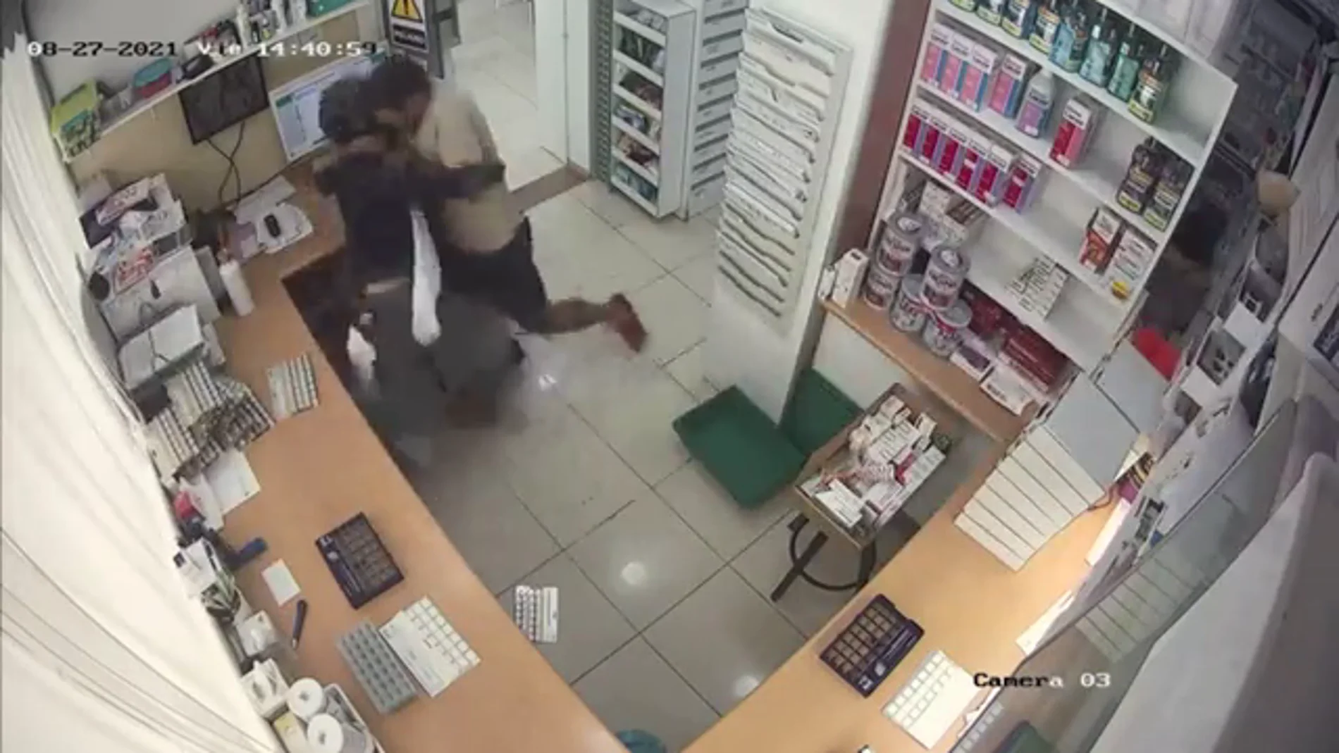 El farmacéutico apuñalado en Barcelona actuó contra el atracador porque temió por los clientes