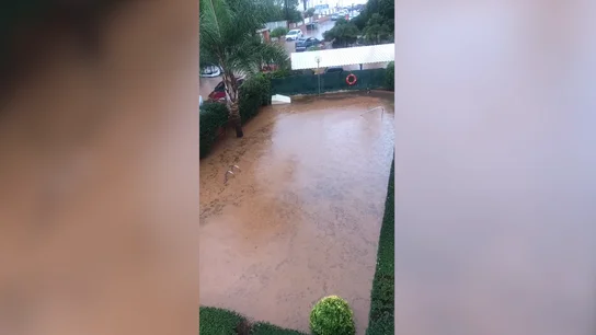 Una piscina en Benicàssim, totalmente hundida Una piscina en Benicàssim, totalmente hundida