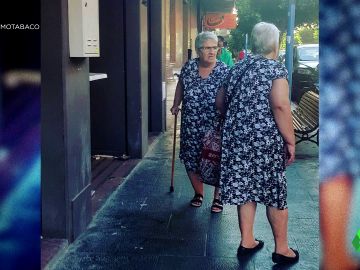 La sorprendente imagen viral de dos señoras que se encuentran con "su doble": "Un fallo en Matrix"