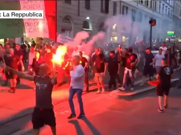 Imagen de una de las protestas que acaba con violencia en Italia en contra del &#39;Green Pass&#39;.