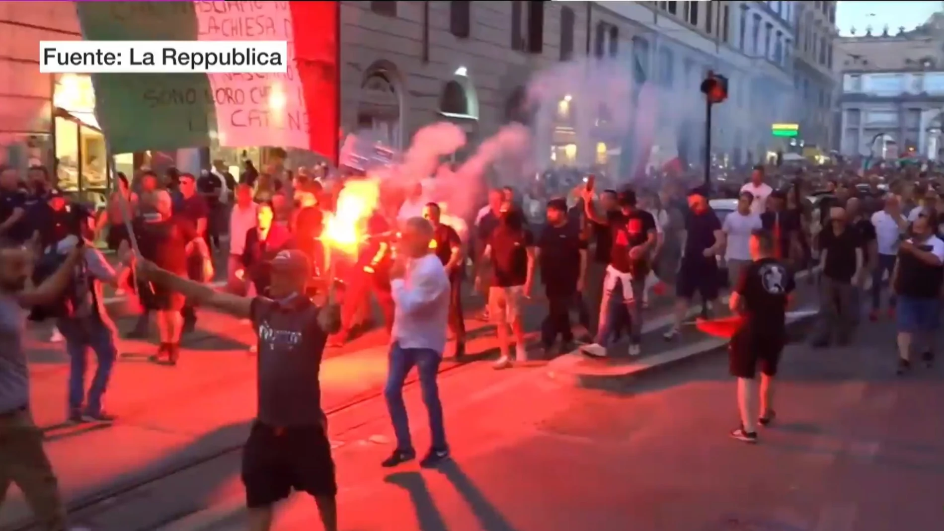 Imagen de una de las protestas que acaba con violencia en Italia en contra del 'Green Pass'.